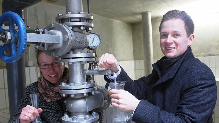 Na dann Prost: Thermen-Geschäftsführerin Stine Michel und Bürgermeister Tobias Ehrlicher gönnen sich trotz des eigenartigen Geschmacks einen Schluck vom eisenhaltigen Thermalbad-Wasser. Foto: privat