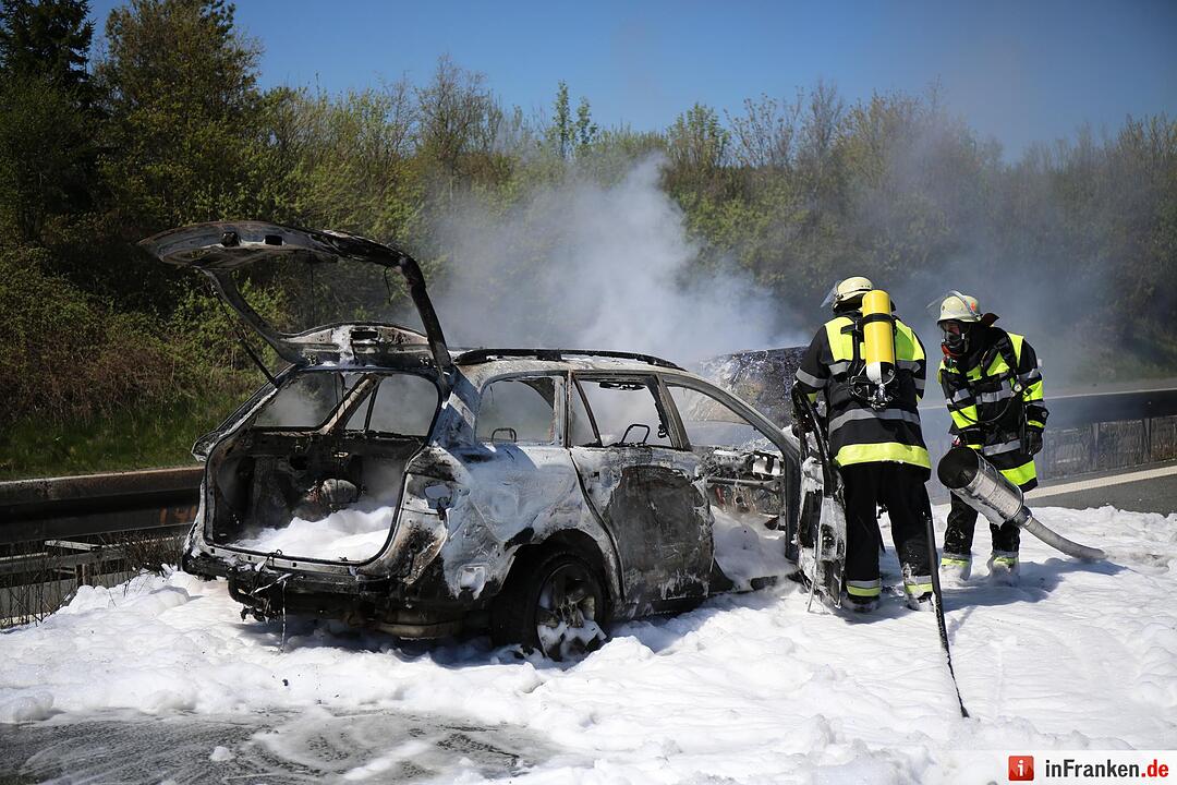 Auto brennt nach Unfall auf A9 aus