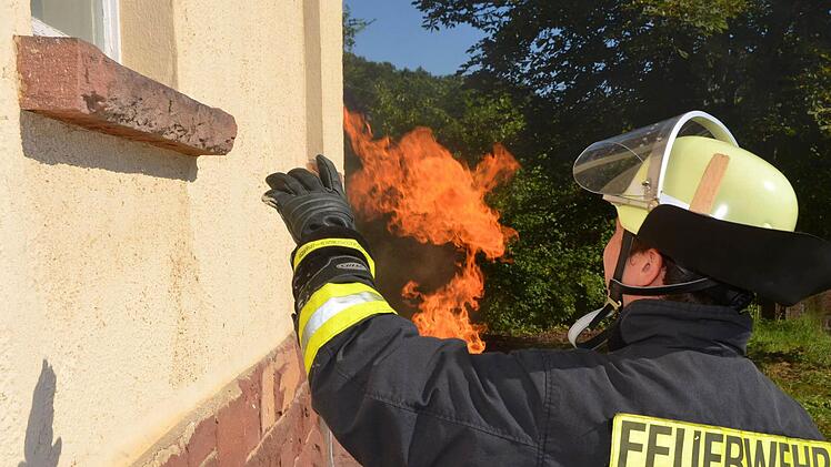 Unter realistischen Bedingungen übten die Feuerwehren aus Bad Kissingen, sowie Aschach und Oberthulba den Ernstfall.  Foto: Peter Rauch
