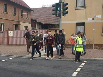 An der Ampelanlage an der Hauptstraße in Oerlenbach unterstützen Schülerlotsen ein sicheres Überqueren. Foto: Stefan Geiger