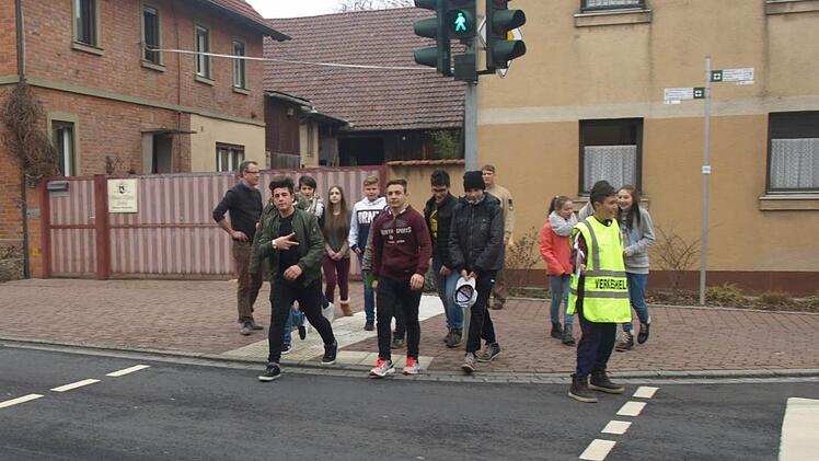 An der Ampelanlage an der Hauptstraße in Oerlenbach unterstützen Schülerlotsen ein sicheres Überqueren. Foto: Stefan Geiger