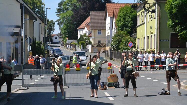Kerwa in Mainleus: Mit einem Umzug, Musik und Tänzen wurde am Wochenende gefeiert. Foto: Uschi Prawitz
