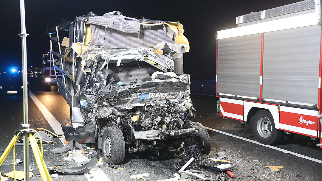 Kleintransporter rast in Lkw: Fahrer tödlich verletzt