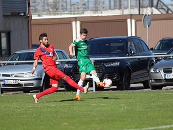 ATSV-Spieler Kevin Guerra (rotes Trikot) kommt gegen Marco Haaf zu spät, so dass dieser flanken kann. Bei der Hereingabe war aber Schlussmann Kraut auf dem Posten.  Foto: Sebastian Baumann