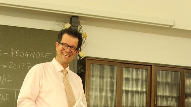 Patrik Walter mit dem Zollstock in der Hand. Er empfiehlt, Fl&auml;chen nachzumessen.  Foto: Waltraud Enkert