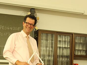 Patrik Walter mit dem Zollstock in der Hand. Er empfiehlt, Flächen nachzumessen.  Foto: Waltraud Enkert