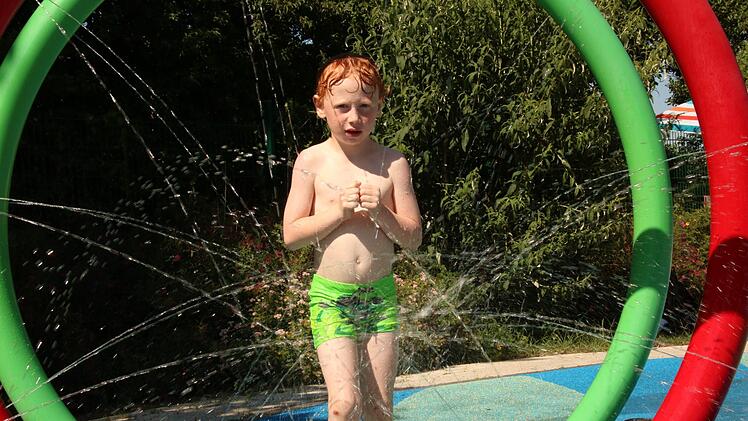 Wer kann, sucht zurzeit ein Freibad auf.  Josef Hofbauer