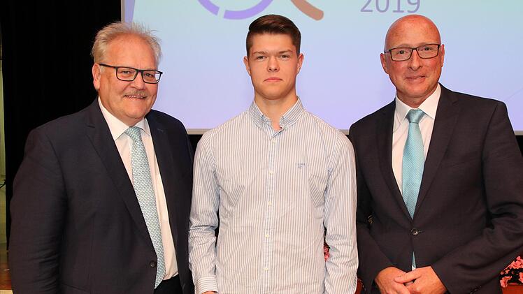 Den Regiomontanus-Preis der Stadt Königsberg bekam Valentino Marr.  Von links: der Bürgermeister der Stadt Königsberg, Claus Bittenbrünn, Valentino Marr und Schulleiter Gerhard Schmid. Foto: Wolfgang Desombre