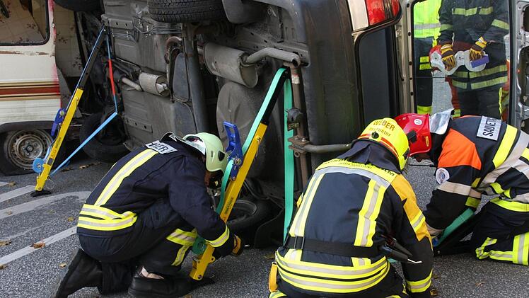 Zur Ausrüstung der Ebensfelder Wehr zählt nun auch das Stabilisierungssystem "Stab-Fast" zum Abstützen auf der Seite oder dem Dach liegender Fahrzeuge nach Verkehrsunfällen.  Foto: weber-rescue.com