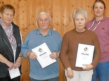 Seit 60 Jahren ist Magdalena Reinhardt (links) treues TVO-Mitglied. Und aktiv dazu: Viele Jahre war sie bei der Seniorengymnastik mit von der Partie. Vorsitzende Kathrin M&uuml;ller (rechts) gratulierte auch Ursula Eder und Georg Neder f&uuml;r 40-j&auml;hrige Mitgliedschaft. Foto: Margarete Fischer