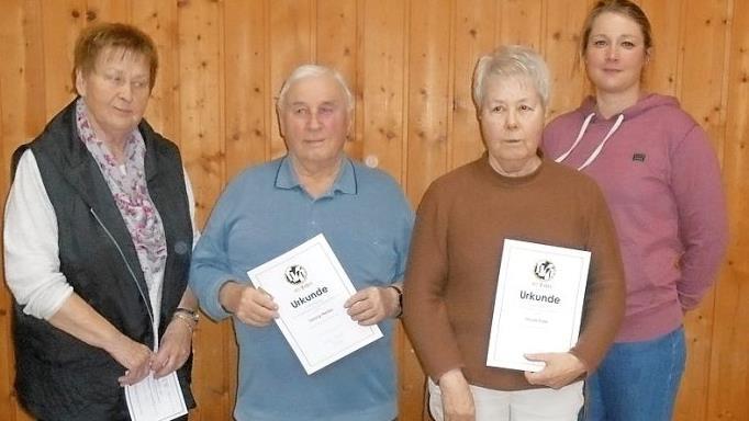 Seit 60 Jahren ist Magdalena Reinhardt (links) treues TVO-Mitglied. Und aktiv dazu: Viele Jahre war sie bei der Seniorengymnastik mit von der Partie. Vorsitzende Kathrin M&uuml;ller (rechts) gratulierte auch Ursula Eder und Georg Neder f&uuml;r 40-j&auml;hrige Mitgliedschaft. Foto: Margarete Fischer