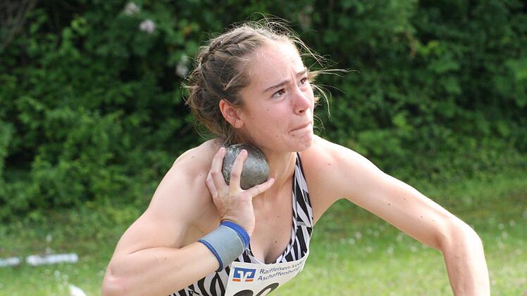 Hanna Schmitt vom TV DJK Hammelburg gewann in Großostheim gleich drei Bezirkstitel in der U20. Foto: Nürnberger