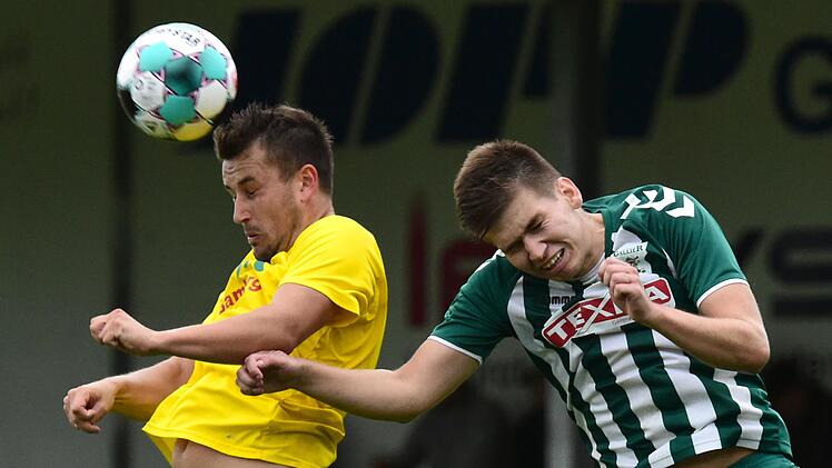 Eigengewächs Ronny Mangold (rechts, im Kopfballduell gegen Simon Allgaier von der DJK Don Bosco Bamberg) steht für den Jugendstil des TSV Großbardorf. Mangold ist bereits eine Identifikationsfigur der Grabfeld-Gallier und stammt aus der eigenen Jugend.   Foto: Anand Anders