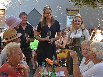 Besucher auf dem Jubiläumsfest freuen sich über den Besuch der Weinhoheiten.