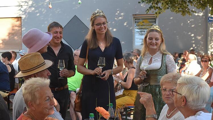 Besucher auf dem Jubiläumsfest freuen sich über den Besuch der Weinhoheiten.