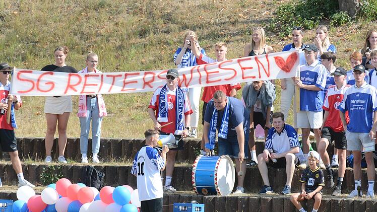 Die Fanunterstützung beim  Stadtderby in Bad Kissingen passte auf Seiten der Gäste. Die SG Reiterswiesen gewann mit dem Support beim Gastgeber und Aufsteiger  SV Garitz mit  2:1 und feierte ausgelassen  den zweiten Saisonsieg. Foto: ssp