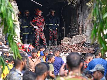 Militärflugzeug stürzt auf Schulgelände in Bangladesch