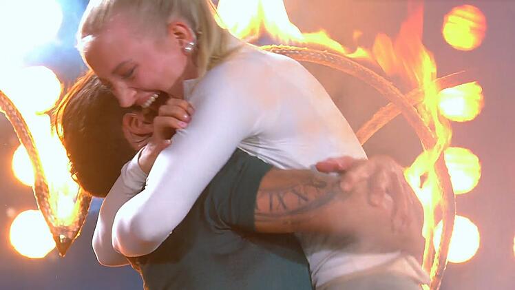 Gewonnen! Ein kleiner Moment der Innigkeit zwischen Micha und Edda