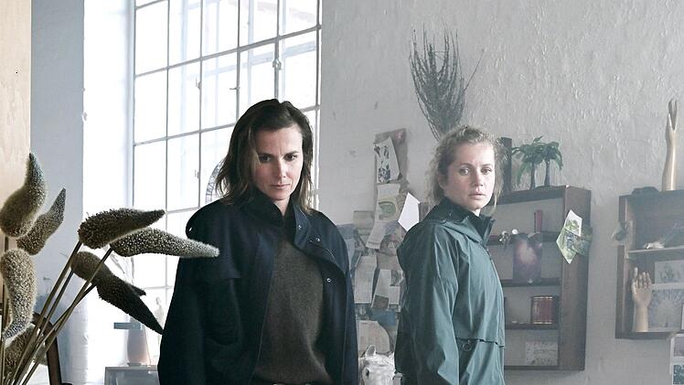Karin Gorniak (Karin Hanczewski, links), Leo Winkler (Cornelia Gr&ouml;schel) und Peter Schnabel erwartet am Tatort ein &auml;u&szlig;erst blutiges Szenario. Gorniak wird schon bald vom Fall abgezogen, da sie eine pers&ouml;nliche Verbindung zur Hauptverd&auml;chtigen hat, der Freundin des Mordopfers.