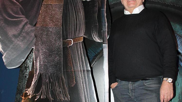Kinobetreiber Lothar Michel mit Zauberer Gandalf bei der Premiere von Peter Jacksons "Der Hobbit".