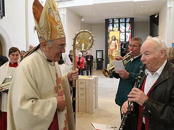 Beim Einzug in die Kirche begrüßen die Dettelbacher Weihbischof Helmut Bauer mit Musik.  Fotos: amo