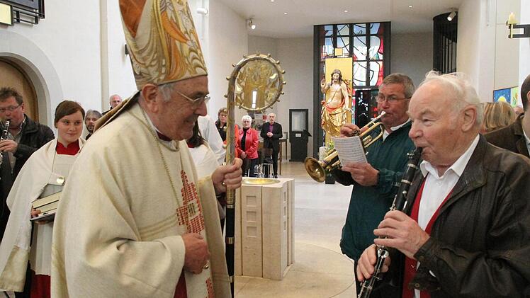 Beim Einzug in die Kirche begrüßen die Dettelbacher Weihbischof Helmut Bauer mit Musik.  Fotos: amo