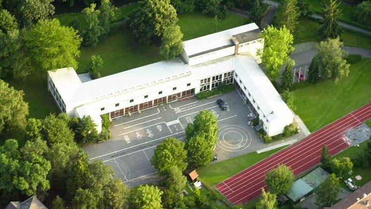Das Luftbild zeigt die Hainschule von oben. Sie wurde 1959/1961 erbaut. Foto: Ronald Rinklef