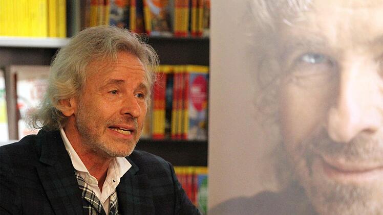 Ein Entertainer par excellence: Thomas Gottschalk begeisterte die 200 Zuhörer mit Auszügen aus "Herbstblond", aber vor allem mit seinen persönlichen Geschichten. Foto: Bertram Wagner