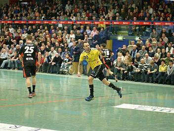 Rechtsaußen Florian Billek traf gemeinsam mit Linksaußen Steffen Coßbau nicht weniger als 16 Mal in Aue. Trotzdem reichte es für die Vestestädter nicht zum Sieg im Erzgebirge. Fotos: Iris Bilek