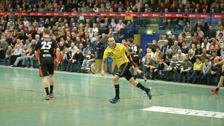 Rechtsaußen Florian Billek traf gemeinsam mit Linksaußen Steffen Coßbau nicht weniger als 16 Mal in Aue. Trotzdem reichte es für die Vestestädter nicht zum Sieg im Erzgebirge. Fotos: Iris Bilek