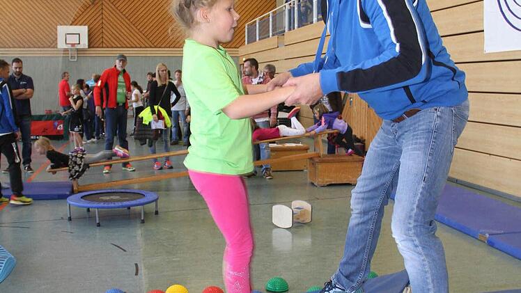 Clemens Weisser vom Turnverein Michelau mit Selma beim Turnen