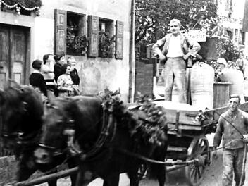 Der Mai-Umzug in Waischenfeld führte durch die Hauptstraße. Das Bild zeigt Vertreter des Müllerhandwerks. Repro: Reinhard Löwisch
