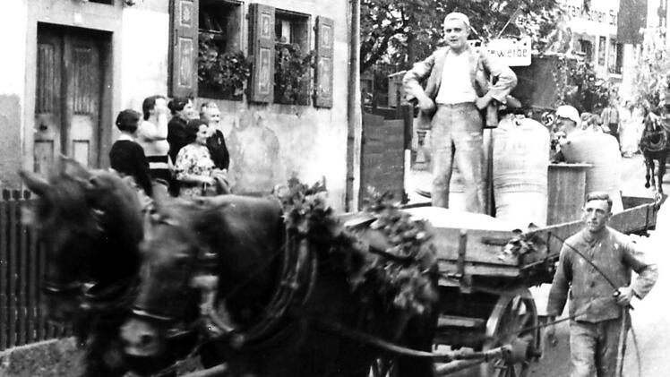 Der Mai-Umzug in Waischenfeld führte durch die Hauptstraße. Das Bild zeigt Vertreter des Müllerhandwerks. Repro: Reinhard Löwisch