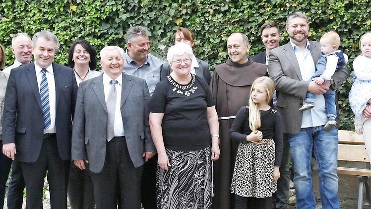 Das Jubelpaar im Kreis der Verwandten und Gratulanten  Foto: Klaus Klaschka