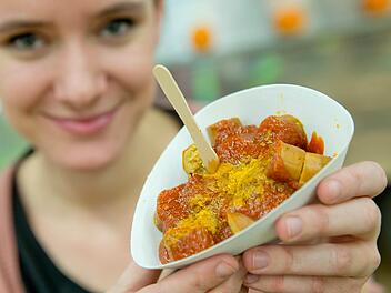 Sieht aus wie das Original: eine vegane Curry-Wurst. Über das Thema wurde am Wochenende heftig diskutiert. Daniel Karmann, dpa