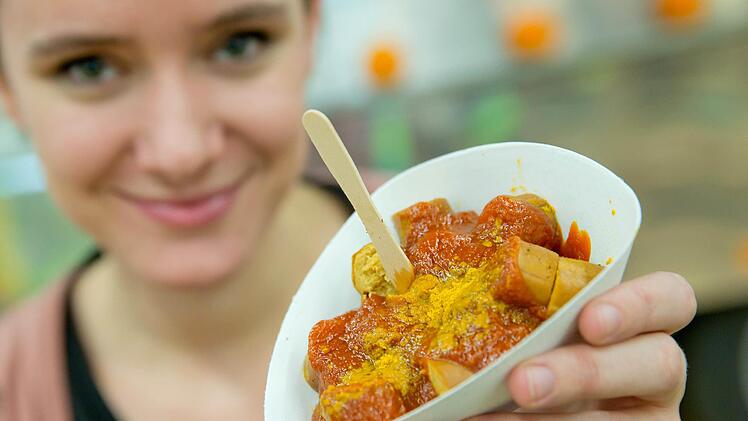 Sieht aus wie das Original: eine vegane Curry-Wurst. Über das Thema wurde am Wochenende heftig diskutiert. Daniel Karmann, dpa