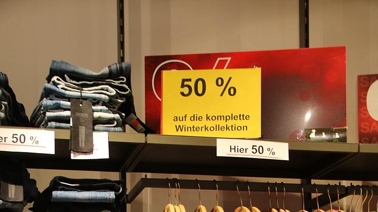 In vielen Läden gibt es Ware zum halben Preis. Mirjam Stumpf