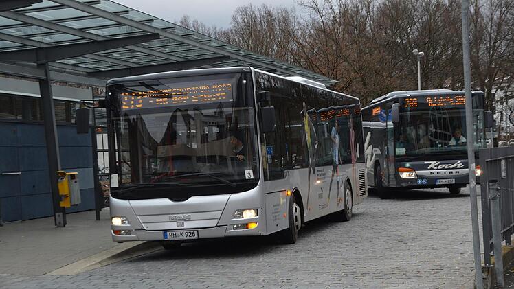 Zwei Stadtbusse am Busbahnhof an der Schütt. Am 2. Mai entscheidet der Stadtrat über ein neues Konzept .  Foto: Bernhard Panzer