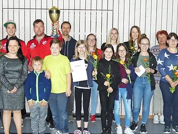 Die Limbacher Dorfmeister im Kegeln freuen sich zusammen mit den Zweit- und Drittplatzierten sowie dem Eltmanner B&uuml;rgermeister Michael Ziegler (Dritter von rechts) und Abteilungsleiter Kevin K&uuml;mmel (Vierter von rechts) &uuml;ber ihre Erfolge. In den verschiedenen Kategorien sind die Titel vergeben worden.  Foto: cl