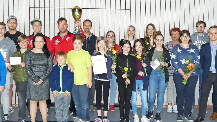 Die Limbacher Dorfmeister im Kegeln freuen sich zusammen mit den Zweit- und Drittplatzierten sowie dem Eltmanner B&uuml;rgermeister Michael Ziegler (Dritter von rechts) und Abteilungsleiter Kevin K&uuml;mmel (Vierter von rechts) &uuml;ber ihre Erfolge. In den verschiedenen Kategorien sind die Titel vergeben worden.  Foto: cl