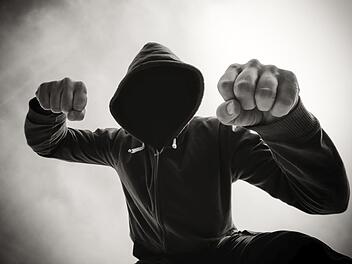 Ein 48-Jähriger starb nach einer Schlägerei mit einem anderen Mann vor einer Bar.