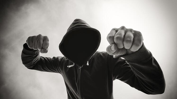 Ein 48-Jähriger starb nach einer Schlägerei mit einem anderen Mann vor einer Bar.
