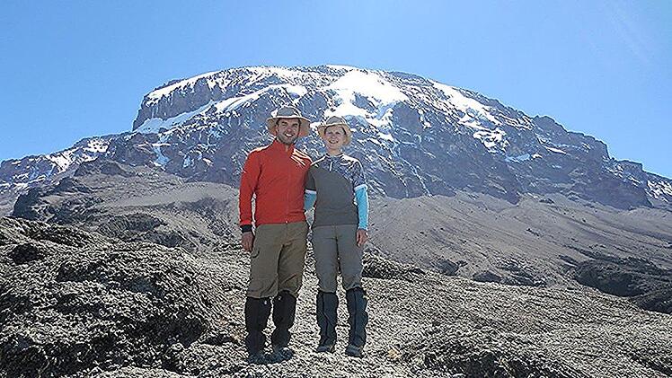 Nina Cichon und Sebastian Volk auf dem Weg zum Kilimanjaro  auf etwa 4300 Metern Höhe pr