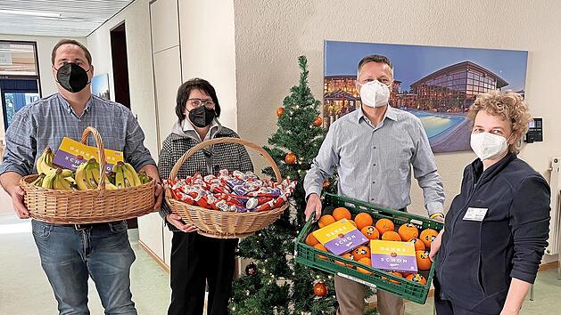 Dank f&uuml;r den unerm&uuml;dlichen Einsatz: Kleine Geschenke f&uuml;r die Mitarbeiter des Impfzentrums &uuml;bergab die Gesch&auml;ftsf&uuml;hrung von Edeka Werner, Marina Werner und ihr Sohn Christian, an den &auml;rztlichen Leiter des Impfzentrums, Dr. J&uuml;rgen Murmann, und an Carmen Bl&uuml;chel-Spindler, die Verwaltungsabl&auml;ufe mitkoordiniert.