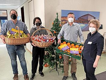 Dank für den unermüdlichen Einsatz: Kleine Geschenke für die Mitarbeiter des Impfzentrums übergab die Geschäftsführung von Edeka Werner, Marina Werner und ihr Sohn Christian, an den ärztlichen Leiter des Impfzentrums, Dr. Jürgen Murmann, und an Carmen Blüchel-Spindler, die Verwaltungsabläufe mitkoordiniert.