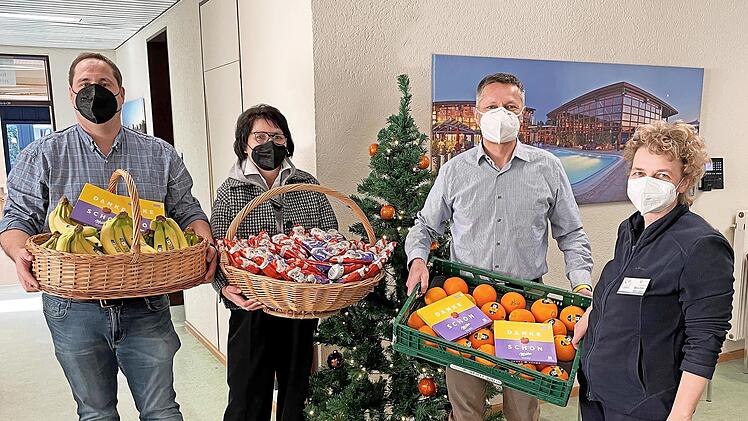 Dank für den unermüdlichen Einsatz: Kleine Geschenke für die Mitarbeiter des Impfzentrums übergab die Geschäftsführung von Edeka Werner, Marina Werner und ihr Sohn Christian, an den ärztlichen Leiter des Impfzentrums, Dr. Jürgen Murmann, und an Carmen Blüchel-Spindler, die Verwaltungsabläufe mitkoordiniert.