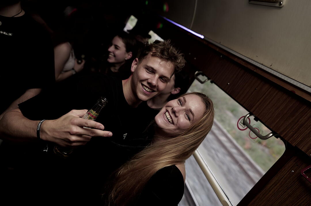 Party im Zug - Raver*innen tanzen zu Techno-Beats