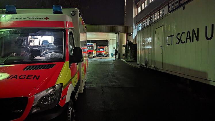 Landkreis Coburg: Rettungswagen müssen vor Notaufnahme Schlange stehen - Einsatzkräfte "stark gefordert"