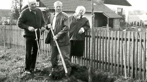 1989: Bei der Baumpflanz-Aktion  auf dem Grundstück von Hans und Klara Rinkenbach wird ein Gedicht vorgetragen: "Die Rhönstraß', bekannt für kalte Winde, bekommt vom Verein jetzt auch eine Linde ..." Fotos: privat