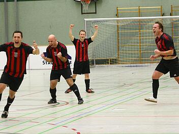 So jubelten die Kicker des TSV 08 Kulmbach über den zweiten Triumph in Folge beim Rundschau-Cup. Am Samstag, 5. Januar, peilen sie den Hattrick an. Foto: Monika Limmer